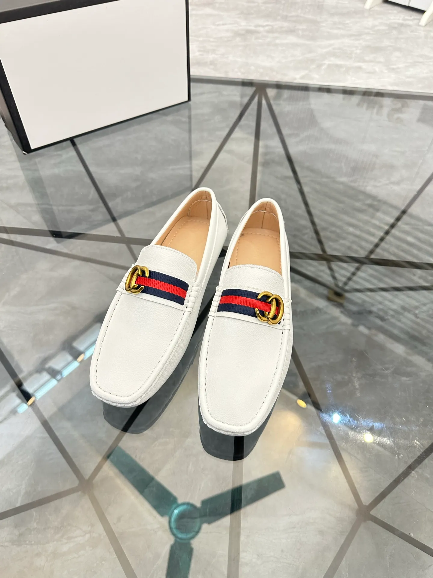 Men's shoes: 💰P400¥ Product trademark: Gucci* "Gucci*" Doudou shoes Regular size: 38-44 (can be customized to 45.46.) Product materials: imported cowhide upper, genuine leather lining, original outsole. No.: 0001